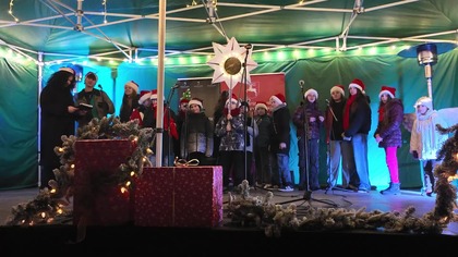 Utwór Feliz Navidad w wykonaniu uczniów Szkoły Muzycznej z Puław zabrzmiał w Janowcu 13. 12. 2025 r.