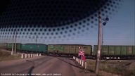 Wjechał wprost pod nadjeżdżający pociąg
