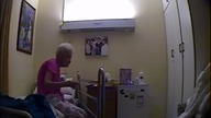 Czarnoskóra opiekunka bije 84-letnią kobietę