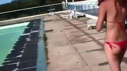 Pr&oacute;ba wepchnięcia kobiety do basenu