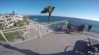 Skok do basenu z hotelowego dachu