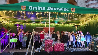 Kolęda Cicha noc w wykonaniu uczniów SP w Janowcu podczas 4.  Jarmarku Bożonarodzeniowego w Janowcu