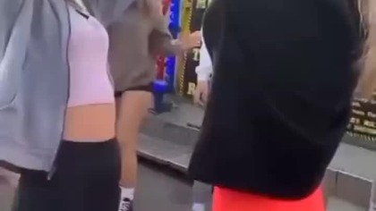 Walka dziewczyn na festiwalu