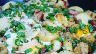 Młode ziemniaki smażone z kiełbasą i jajkiem