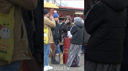 Janusz poucza ludzi na jarmarku