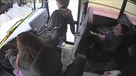 Kierowca autobusu ratuje pasażerowi