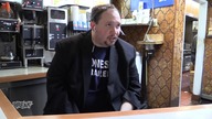 Facet z głosem lektora przyjmuje zamówienia w drive-thru