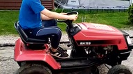 Uwaga ja skaczę w basenie na flamingu