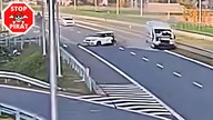 Cofał prawym pasem na drodze ekspresowej.  STOP PIRAT