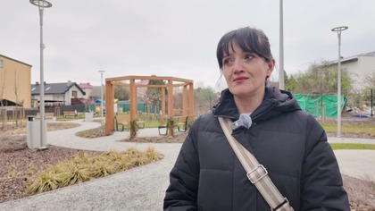 Rynek na Dąbrowie Narodowej od. Nowa.  Popękane i zniszczone ławki