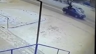 Mężczyzna wskakuje pod rozpędzony samochód +18
