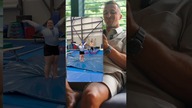 Otyła dziewczyna robi salto