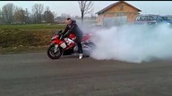 Palenie gumy yamaha R1 smoke reifen burnout