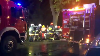 Uderzyli w drzewo.  Kierowca walczy o życie
