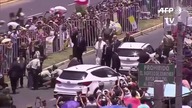 Policjantka spada z konia podczas przejazdu papamobile