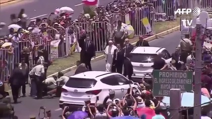 Policjantka spada z konia podczas przejazdu papamobile