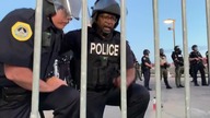 Dwóch policjantów w Des Moines, Iowa, uklękło i odmówiło modlitwę, aby wszyscy pozostali bezpieczni.