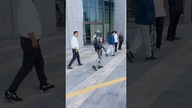 Testy humanoidalnego robota na ulicach Chin