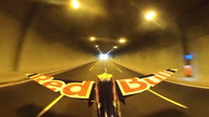 Przelot samolotem przez tunel na autostradzie