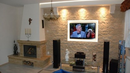 Szafarek Tomasz TV - Ściana TV z kominkiem w kamieniu ozdobnym - dekoracyjnym