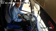 Przerażająca chwila przestraszonych ludzi w autobusie zostają okradzeni