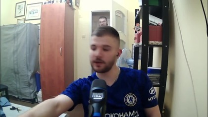 Japczan w ręczniku Gankuje młodziutkiego