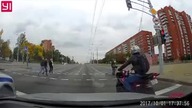 Idiota na motocyklu popisuje się przed policją