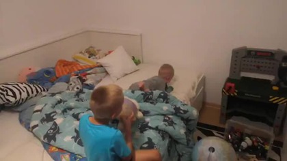 z dziećmi a Iza drze m5ordę jak zwykle w domu słuchać w tyle