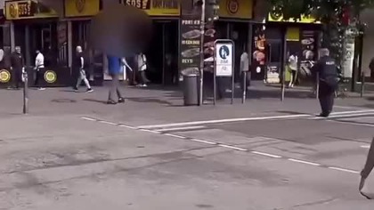 1538 Dzisiaj po południu we Frankfurcie i już sypią się oskarżenia pod adresem policjanta, który strzelał  (1)