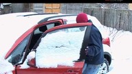 Dlaczego warto odśnieżać samochód?