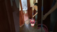 Azjatki sprzataja gabinet prezesa