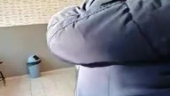 Andrzej misiarz kupuje jedzenie bezdomnemu pobite mu