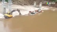 Operator koparki ratuje koleg&oacute;w podczas powodzi