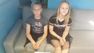 Brat zakłada sztuczny aparat na zęby (Braces) i kolczyk w wardze 