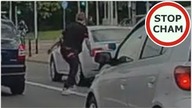 Agresja drogowa - bójka kierowców na ulicach Warszawy #453