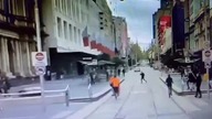 Policja w Melbourne strzela do protestantów.