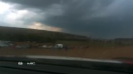 Kierowca WRC wypada z trasy, robi objazd przez parking i mimo to wygrywa odcinek