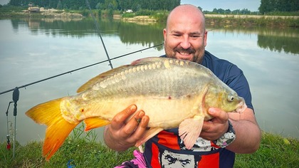Wkrocz z Łowcą Lucio do jednej z najbardziej nietypowych wypraw wędkarskich! W tej relacji: noc w dawnej cegielni w Chwałowicach, grill zrobiony na kilku gałązkach i kuchence zasilanej powerbankiem, a do tego niesamowity atak świeżo wyklutych jętek i pierwszy letni przymrozek, który zamienił poranek w mroźny pokaz klimatu. Pierwszy raz na tym łowisku, nocleg na dziko, survival bez wygód, ale z ogromem przygody i natury. Jeśli lubisz emocje, autentyczność i nietuzinkowe wędkowanie  zobacz to już teraz! Ryby, ryby, ryby, do zobaczenia nad wodą.

** SUBUJ**, udostępnij i daj znać w komentarzu  co było dla Ciebie najbardziej zwariowane w tej wyprawie?

kod LUCIO20 -20% na wszystko w sklepie paker.pl (od cen katalogowych, promocje nie łącza się)
link do sklepu PAKER www.paker.pl

linki do produktów, których używam:
KUCHENKA ładująca elektronikę - CampStove2+ Biolite
https://paker.pl/kuchenka-biolite-campstove-2
ZESTAW CampStove Biolite - kuchenka, grill i czajnik
https://paker.pl/zestaw-kuchenny-biolite-campstove-bundle-2-family
Liofy Summit to Eat - pyszne, zdrowe i bez konserwantów a z długa datą
ważności https://paker.pl/producent/summit-to-eat
lampka z powerbankiem Alpen Glow Biolite
https://paker.pl/szukaj?controllersearch&orderbyposition&orderwaydesc&search_queryalpenglow&submit_search
Heat it - urządzenie do łagodzenia ukąszeń owadów
https://paker.pl/urzadzenie-do-lagodzenia-ukaszen-owadow-heat-it
powerbank Biolite 100MAX
https://paker.pl/akumulator-biolite-power-bank-indukcyjny-charge-100-max

Zacznij wspierać ten kanał, a dostaniesz te bonusy:
https://www.youtube.com/channel/UC4vbIUN4U2loFSTIZyYBuug/join

Znajdziesz mnie:
 Facebook: http://www.facebook.com/wedkowanie
 Grupa Obóz Łowcy:  https://www.facebook.com/groups/lowca
 Tiktok: https://www.tiktok.com/@lowcalucio
 Instagram: https://www.instagram.com/wedkowanie/
 YouTube: http://www.youtube.com/wedkowanie
 Kontakt na stronie https://wedkarstwo.lucio.pl/

Wędkarstwo Lucio to nieszablonowe filmy wędkarskie z wypraw nad wodę. Ciężko doszukać się tu nadęcia, ustawianych brań i sztuczności charakterystycznych dla programów telewizyjnych. Od 2010 roku zrzesza w serwisie YouTube największą w Polsce społeczność pasjonatów wędkarstwa. Filmy są darmowe i publikowane co najmniej raz w tygodniu. Powstają podczas spontanicznych wypraw na ryby Łukasza Żółtego założyciela Wędkarstwo Lucio i jego znajomych. Jest to dokument ukazujący jak pięknym sportem i hobby jest wędkarstwo. Raz w roku organizowane są ogólnopolskie 2-u dniowe zawody wędkarskie o Puchar Wędkarstwo Lucio, w których zawodnikami są widzowie z całej Polski.

od 2021r. - obecnie, udział w programie Jedziemy na ryby emitowanym w Polsat Play i Super Polsat, od 2024 w Canal+
2020r. po 10 latach kanał przekracza 100 tys. subskrypcji
2018r. pierwszy Puchar Mini Łowca dla dzieci
2017r. powstaje koło wędkarskie Łowca
2016r. top 10 najchętniej oglądanych kanałów na Polskim YouTube w kategorii sport wg. Sotrender, nieprzerwanie od 2015 roku
2015r. srebrna odznaka PZW za zasługi dla wędkarstwa polskiego, powstaje sklep wędkarski Łowca
2014r. wyróżnienie Planete+ dla najbardziej inspirującego vlogera
2013r. finał Blog roku organizowanego przez Onet.
2010r. nieprzerwanie lider filmów wędkarskich na Polskim YouTube