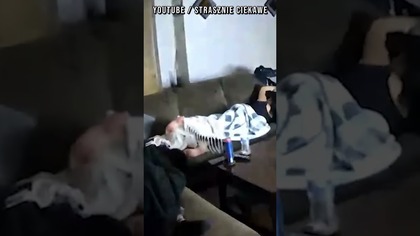 Coś szarpało ją przez sen...  Zobacz to 