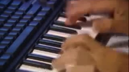 Gość wymiata na keyboardzie 
