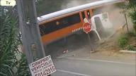 Wypadek, ciężarówka na przejeździe kolejowym