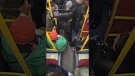 Podróżując tramwajem, zawsze warto trzymać się poręczy