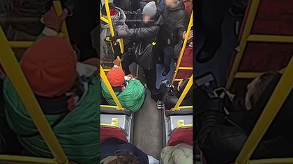 Podróżując tramwajem, zawsze warto trzymać się poręczy
