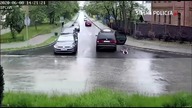 Dziecko wypadające z taksówki vs Coffin Dance