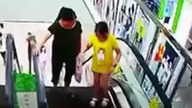 Groźna sytuacja na ruchomych schodach