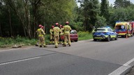 78-latek uderzył samochodem w przystanek w Jeleniu