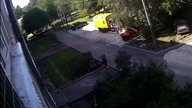 Robotnik ratuje dziecko, które wypadło z 4 piętra