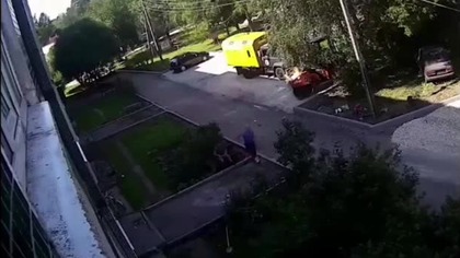 Robotnik ratuje dziecko, które wypadło z 4 piętra