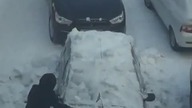 Kobieta i odśnieżanie samochodu