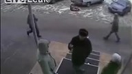 Kobieta zostawia swoje dziecko za samochodem